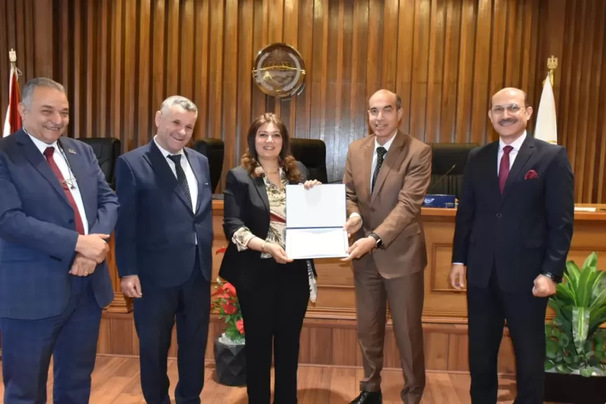 رئيس جامعة مدينة السادات تكرم الكليات والمعاهد والوحدات الخدمية الفائزة بجائزة التميز البيئى