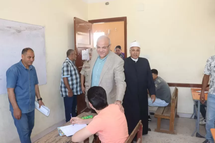 محافظ القليوبية يتفقد لجان امتحانات الشهادة الثانوية الأزهرية بمجمع لجنة بنها