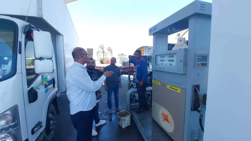 وكيل وزارة التموين بالبحر الاحمر يتابع العمل داخل محطات الوقود ومصنع البوتاجاز بالغردقة