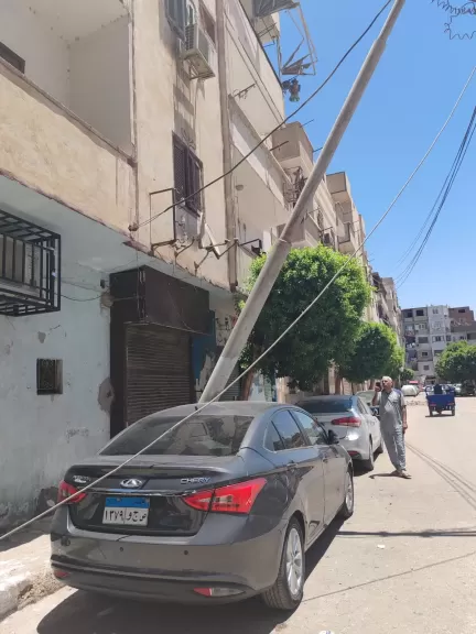 سقوط عمود كهربائي وقطع التيار عن المنطقة خلال هدم عقار في قنا