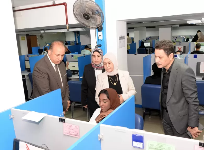 رئيس جامعة المنصورة يُواصل جولاته لتفقُّد سير الامتحانات بكليات الجامعة