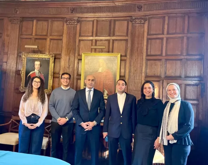 «عبداللطيف» يلتقي عددًا من الطلاب المصريين بجامعة كامبريدج.. ويؤكد: نماذج مشرفة لمصر بالخارج