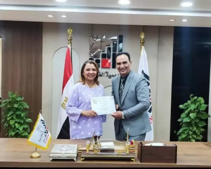 رئيسة أكاديمية الفنون تكرم إيهاب صبري على بحث ”رؤية تطوير النقد الموسيقي الرقمي”