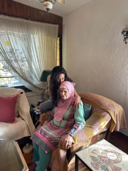 في مبادرة من نفيب التمثيلين.. آية سماحة تزور مشيرة إسماعيل بنزلها وتقدم لها أعتذارا شخصي