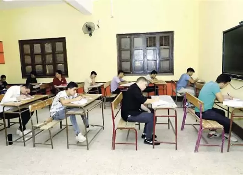 ضبط ملاحظ بالمنوفية حاول تصوير ورقة امتحان الجبر في أول دقيقة وجاري التحقيق معه