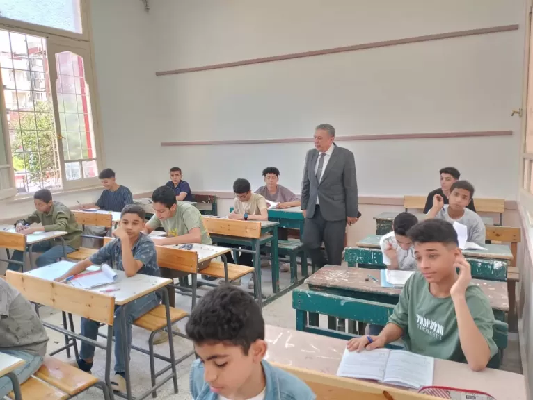 124 ألف طالب يبدؤون امتحانات ”الإعدادية” بالبحيرة ووكيل التعليم يتفقد عددا من لجان دمنهور