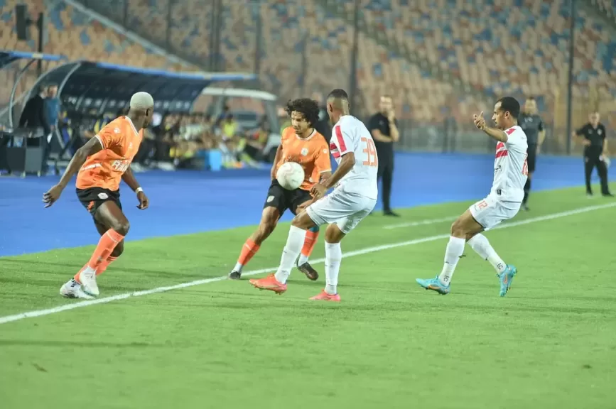 وصول حافلة الزمالك ستاد القاهرة إستعدادا لمباراة فاركو