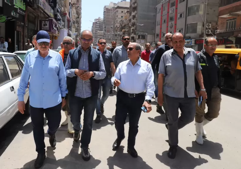نائب وزير الإسكان يتفقد المناطق الأكثر تضررًا بالإسكندرية بعد العاصفة الترابية