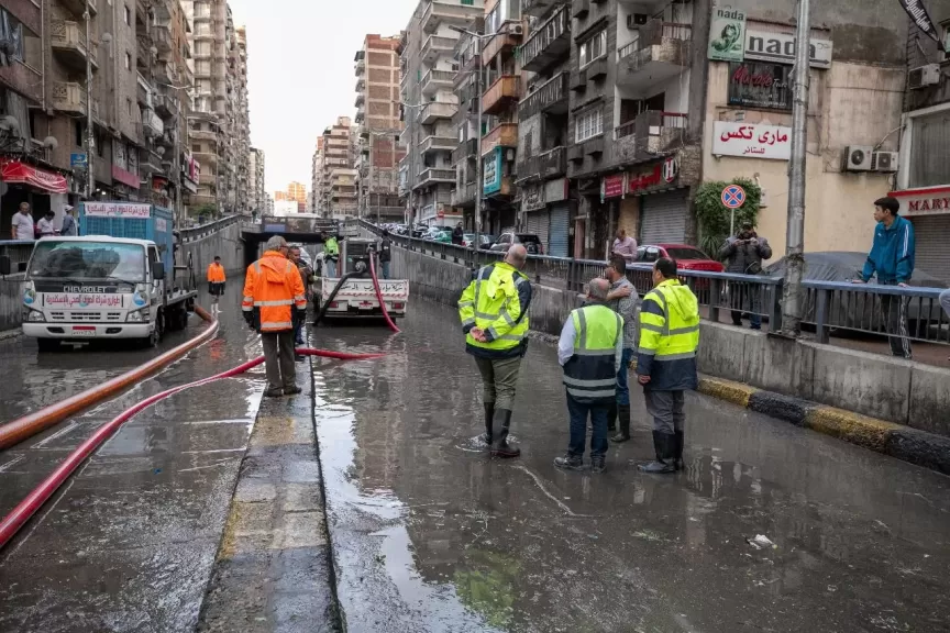 شرب الإسكندرية تدفع بسيارات الشفط ومعدات نقل لتدارك أزمة العاصفة