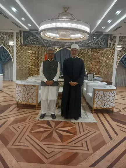 سفير باكستان لدى القاهرة يلتقي مفتي الديار المصريه ويشيد بدور الأزهر في نشر روح الإسلام فى العالم