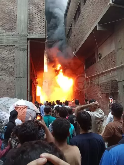 دون وقوع إصابات.. الحماية المدنية تسيطر علي حريق هائل بمصنع بلاستيك بشبرا الخيمه