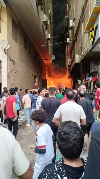 النيابة تعاين موقع حريق مصنع بلاستيك لصناعة الحصر بشبرا الخيمه