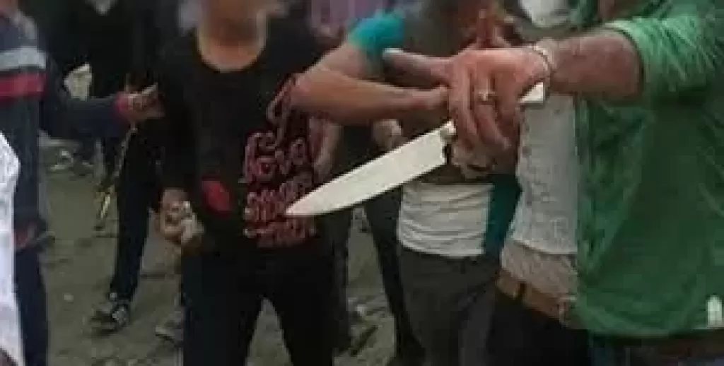 مشاجرة بالأسلحة البيضاء.. تسبب بإصابة شاب علي يد شخصين بكفر شكر