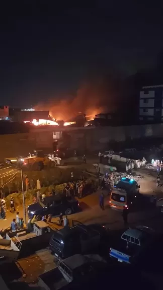 وصول مدير أمن القليوبية لموقع حريق مصنع ”نصار جروب” بالقناطر الخيرية