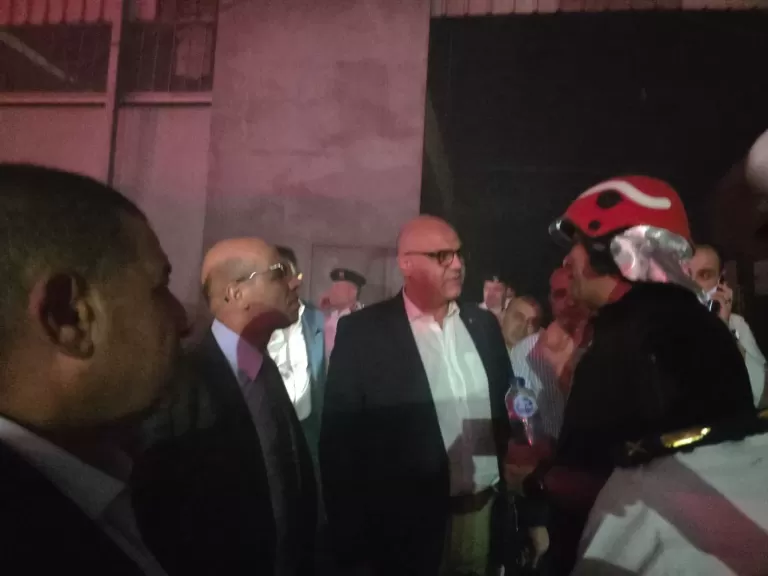 محافظ القليوبية ومدير أمن القليوبية يتابعا أعمال السيطرة على حريق مصنع ميدان الحادثه بالقناطر الخيرية