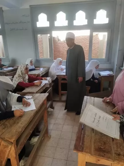 رئيس الإدارة المركزية لشؤون المناطق يتابع أعمال امتحانات الشهادة الثانوية الأزهرية بسوهاج