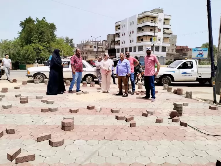 تواصل أعمال رصف الطرق وتركيب انترلوك باللجمالية  بتكلفة  6 مليون و245 الف جنيه