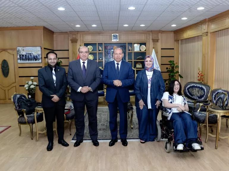 رئيس جامعة المنصورة يستقبل إدارة مركز خدمات الأشخاص ذوي الإعاقة