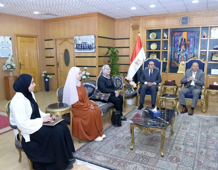 رئيس جامعة المنصورة يُكَرِّم طالبتين بكلية التربية للطفولة المبكرة لأمانتهما