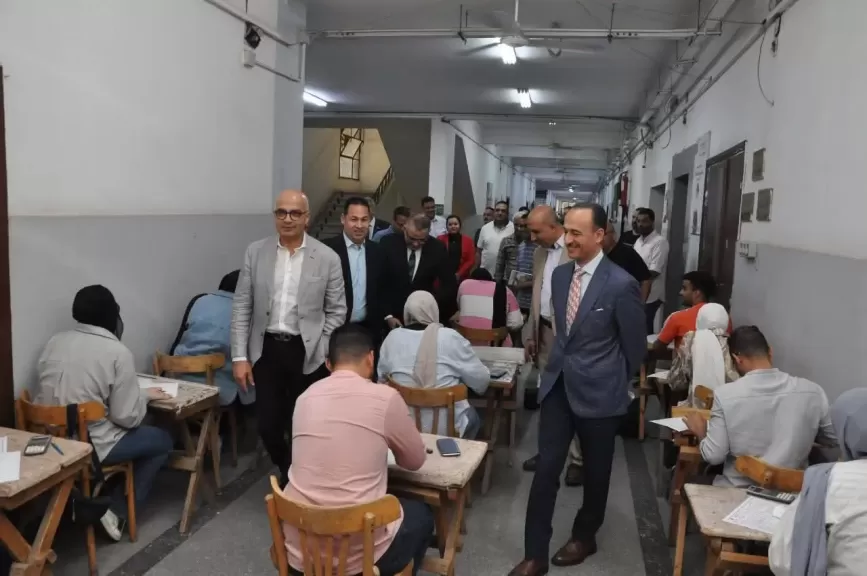 رئيس جامعة عين شمس يتفقد امتحانات الفصل الدراسي الثاني
