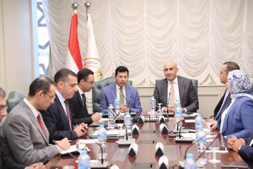 «عبداللطيف» يبحث مع وزير الشباب إطلاق دوري المدارس وتطوير المشروع القومي للياقة البدنية