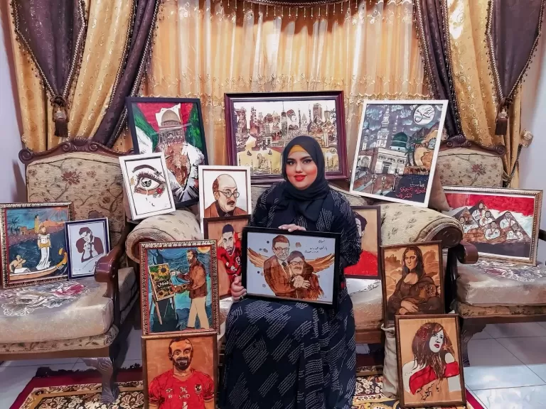 رسومات من إعادة تدوير القهوة والكاتشب والجيلي..إسراء تحاكي الواقع بتصميمات خيالية من بقايا الطعام