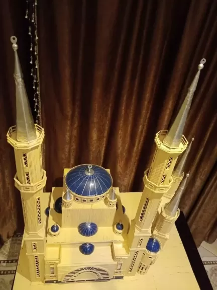 بمسدس الشمع وأعواد الكبريت والشيش طاووق..فني سقالات يبدع فى عمل مجسمات مبان ومساجد  تحاكى الواقع