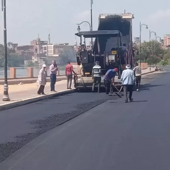 محور جديد يغير وجه المحلة.. محافظ الغربية يتابع أعمال الرصف النهائية بكورنيش المدينة