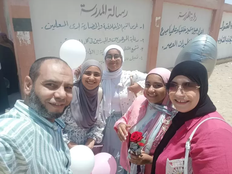 لتخفيف الضغط عنها.. ولي أمر بالمنوفية يهدي ابنته «أيفون» وورد في آخر أيام امتحانات الشهادة الإعدادية