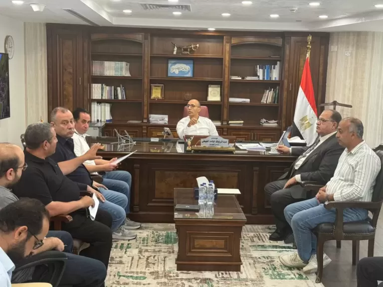رئيس جهاز القاهرة الجديدة يلتقي سكان «بيت الوطن» و «دار مصر» لمناقشة مقترحاتهم ومطالبهم