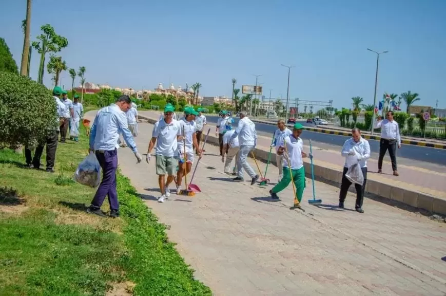 العاملون بفنادق الغردقة ينظمون حملة نظافة فى اطار الاحتفال بيوم البيئة العالمي