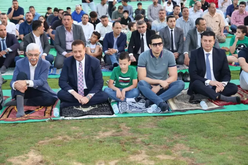 محافظ المنوفية يؤدى شعائر صلاة عيد الأضحى وسط أبناء وأهالي المحافظة بساحة نادى جمهورية شبين