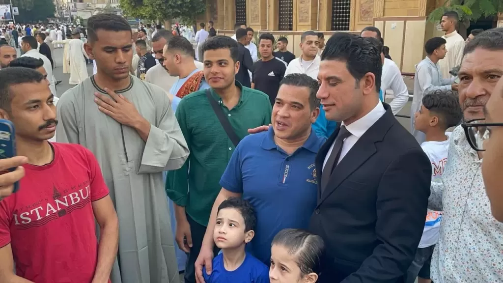 نائب محافظ سوهاج يشارك الأطفال فرحتهم ويوزع الحلوى والألعاب عقب صلاة العيد.. ويزور مركز الأورام لتهنئة الأطفال المرضى