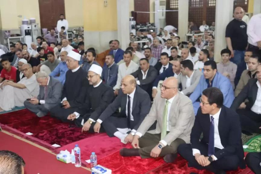 وسط فرحة غامرة.. محافظ القليوبية ومدير الأمن يؤدوا صلاة عيد الأضحى بمسجد ناصر ببنها