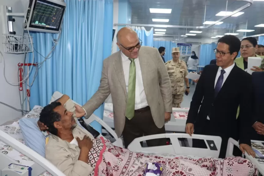 ”عطيه” يرسم البهجة والفرحة على الأطقم الطبية والمرضى.. ويقدم لهم التهنئة والهدايا والورود