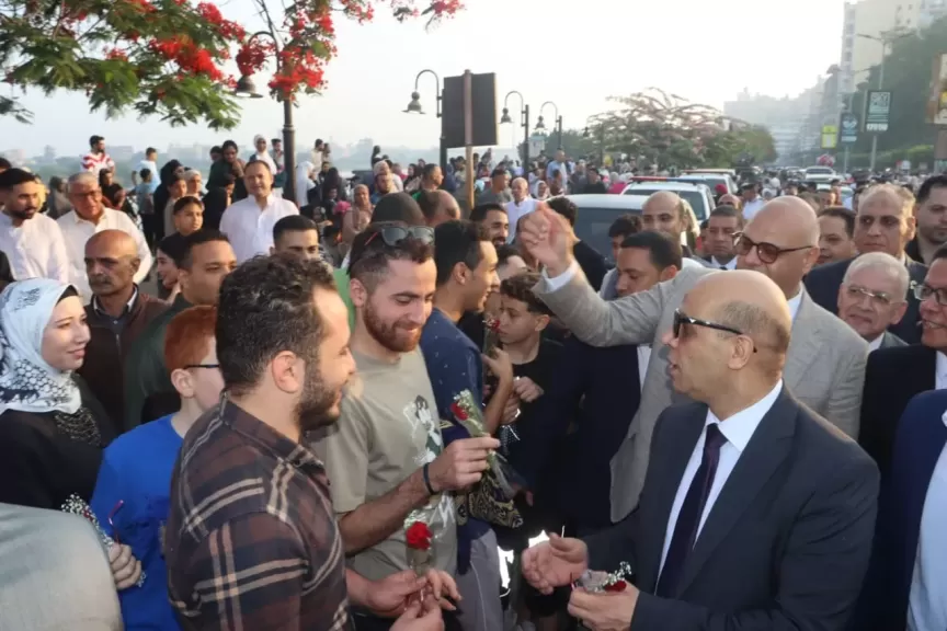 ”مدير أمن القليوبية” يرسم البهجة والفرحة على المواطنين بعد الصلاة.. ويقدم لهم التهنئة والورود