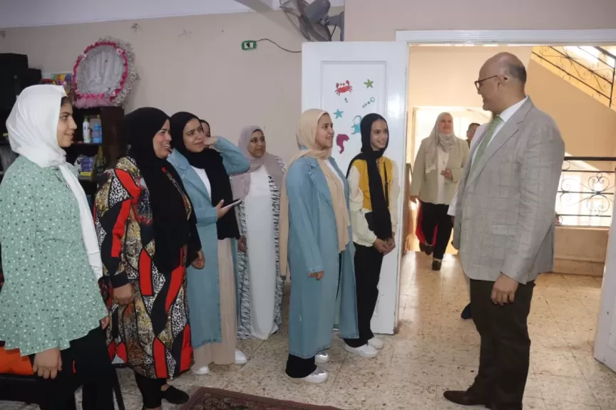 محافظ القليوبية يشارك فى رسم الفرحة بزيارة مؤسسات الأيتام بقليوب وشبرا الخيمة ويقدم لهم الهدايا والورود