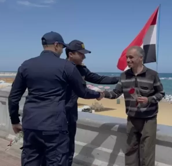 رجال وزارة الداخلية يشاركون المواطنين الاحتفالات بعيد الأضحى