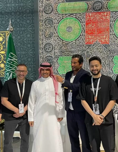 وزير الإعلام السعودي يدعو الفنان عمرو سعد على العشاء قبل أداء مناسك الحج
