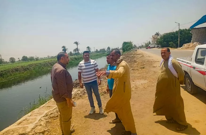 الري: التعامل الفوري مع المخلفات والقمامة بعدد من المصارف الزراعية بالجيزة