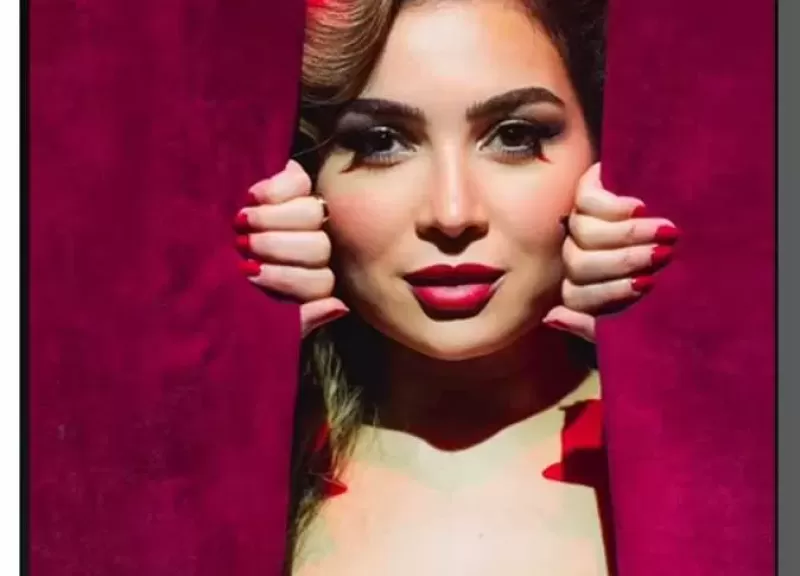 مي عز الدين تشارك جمهورها أحدث صورها من المسرح