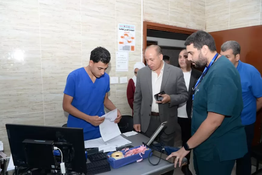 رئيس جامعة المنصورة يتفقد مستوى الخدمات الطبية بالمستشفيات الجامعية