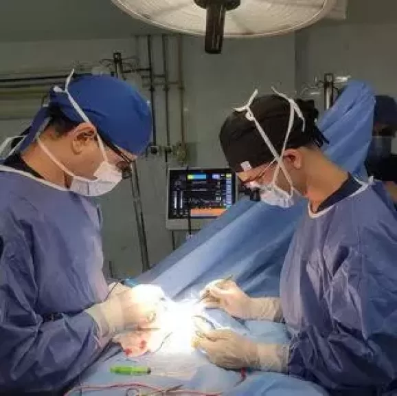 فريق طبي بمستشفى العجمي ينقذ حياة شاب من الموت