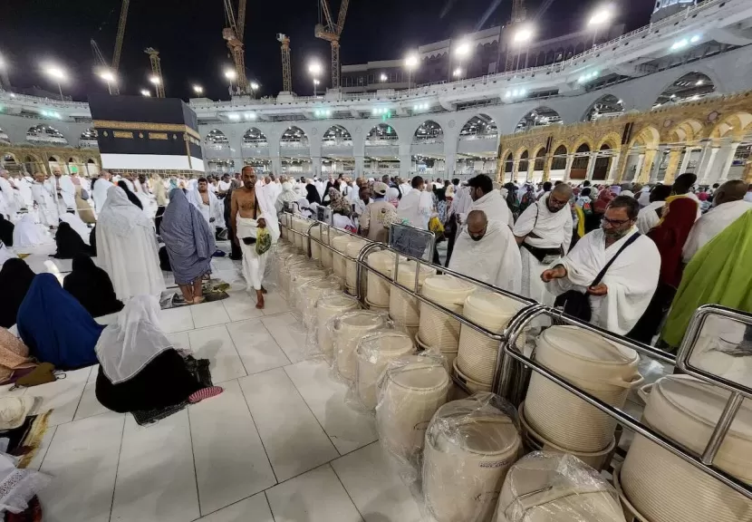 ماءٌ مبارك لا ينضب.. لماذا سمي بئر زمزم بهذا الاسم وما فضائل شربه بنية التبرك والدعاء؟