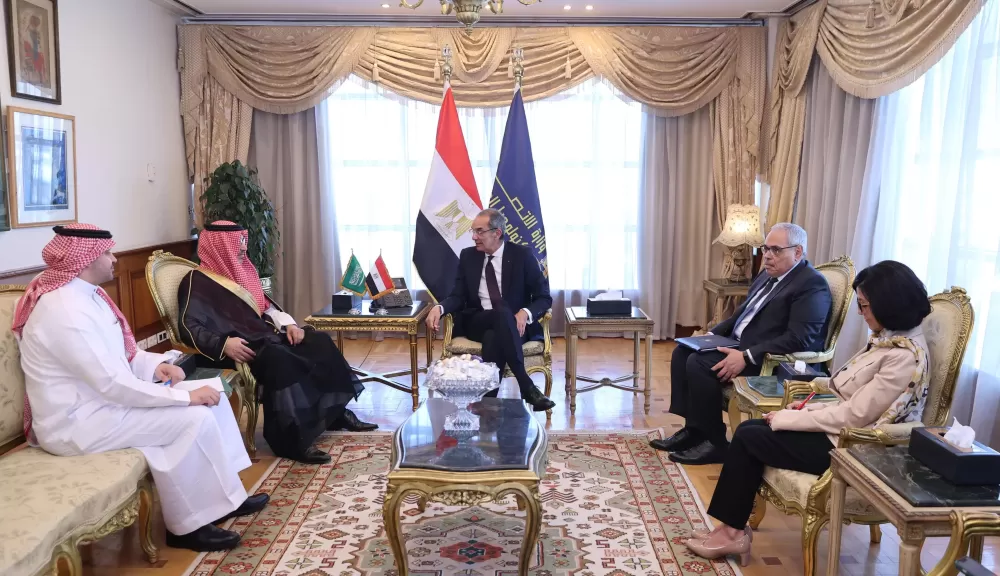 وزير الاتصالات يبحث مع السفير السعودي لدى مصر فتح آفاق جديدة للتعاون بين البلدين
