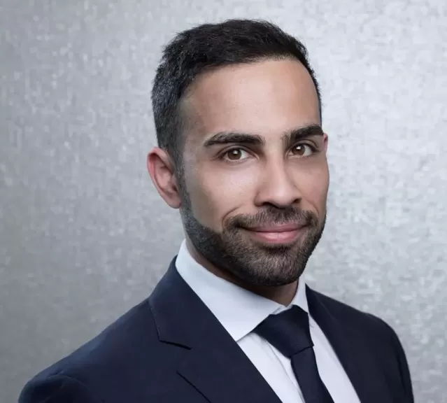 المنتج البحريني علي الدليمي أول خليجي يفوز بجائزة التوني العالمية للإنتاج المسرحي