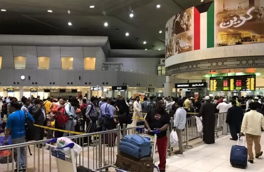 دولة الكويت تلزم الوافدين بالحصول على إذن قبل مغادرة البلاد