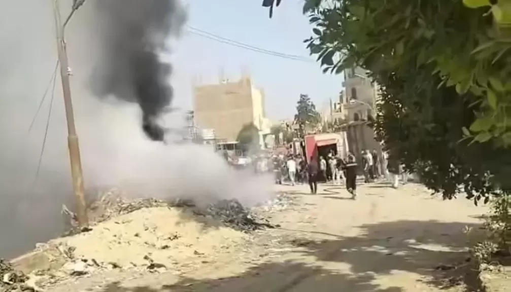 الحماية المدنية تسيطر علي حريق هائل يلتهم مخزن بلاستيك في الخانكة