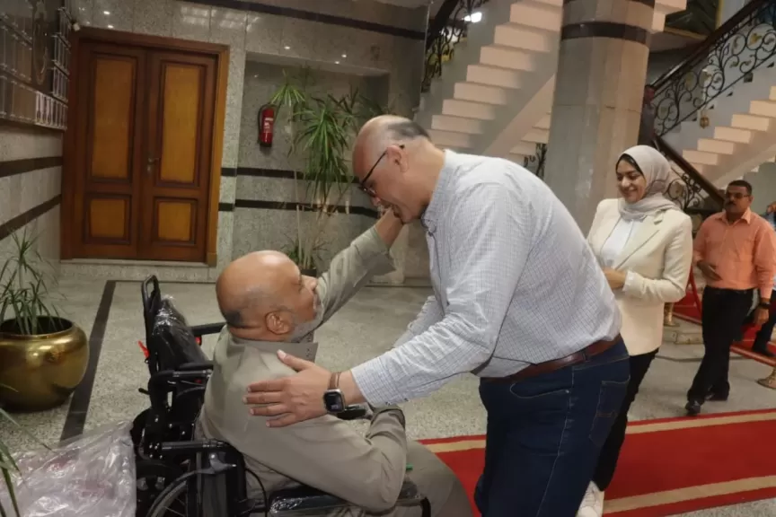 في لفتة إنسانية.. محافظ القليوبية يوفر كرسيًا كهربائيًا لمواطن من ذوي الهمم استجابة لطلبه