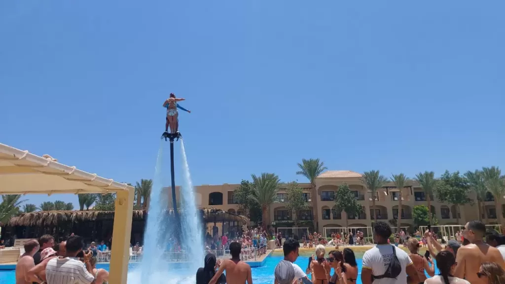 عروض الفلاى بورد تبهر المصريين والسياح بفنادق الغردقة